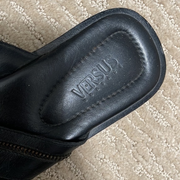 VERSACE VERSUS LEATHER FLIP FLOP SANDAL WITH ZIPPER - Picture 4 of 7